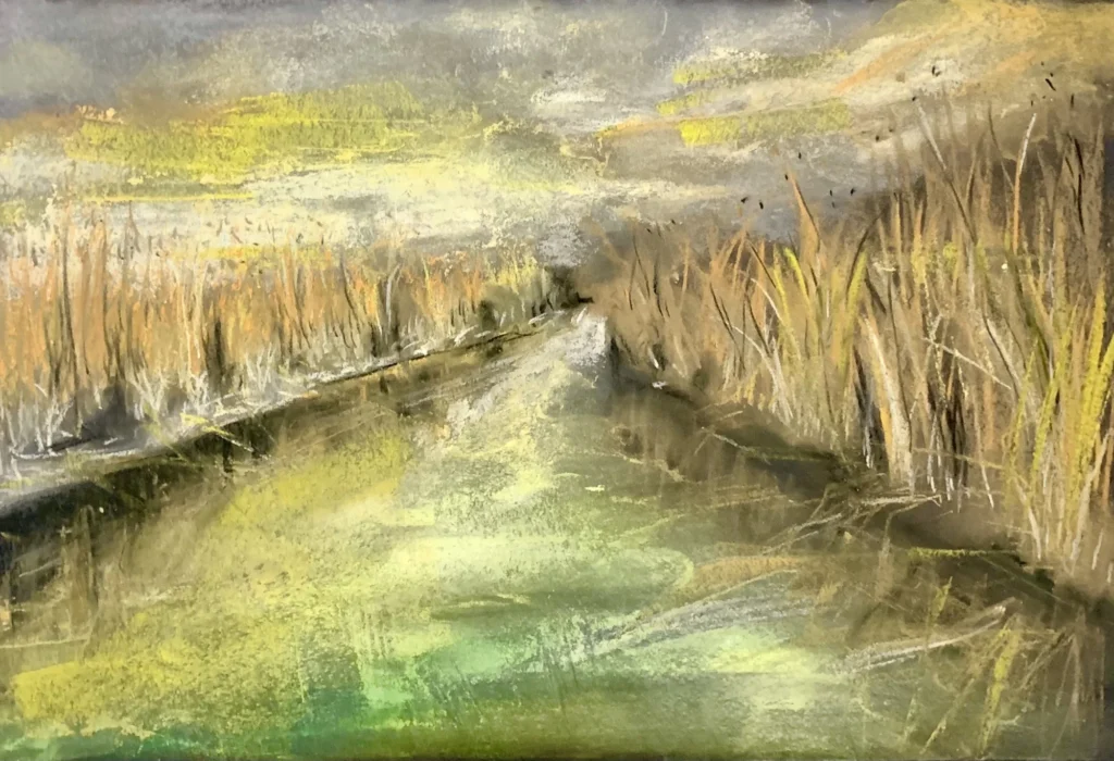 Canal printre stuf auriu, în pastel